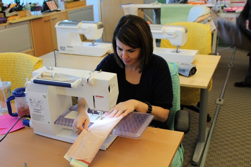 швея штор. швея по пошиву штор. цех по пошиву штор. швейная фабрика постельного белья. портной по шторам.