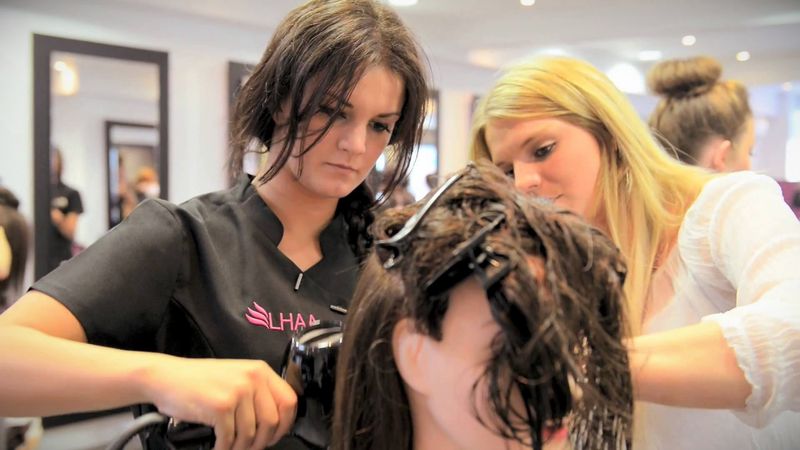 Советуют искать популярные парикмахерские школы обучения